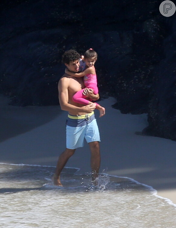 Cauã leva Sofia na água em praia no Rio de Janeiro