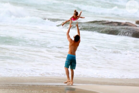 Cauã brinca com a filha em uma praia no Rio de Janeiro. Olha que animação!