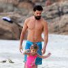 Apaixonada por praia, Sofia se diverte na companhia do pai