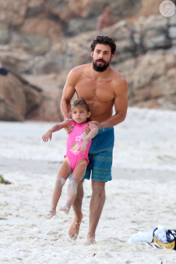 Paizão, Cauã Reymond brinca com a filha, Sofia, em praia no Rio