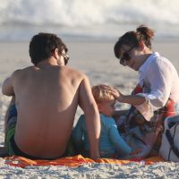Grávida de seis meses, Regiane Alves curte praia no Rio com o filho e o marido