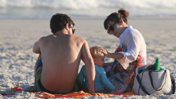 Grávida de seis meses, Regiane Alves curte praia no Rio com o filho e o marido