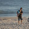 Regiane Alves vai à praia com o filho, João Gabriel, e o marido, João Gomez, no Rio