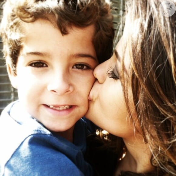 A atriz posta foto ao lado Luiz Felipe Mello, ator que interpretava o filho da atriz em 'Salve Jorge'