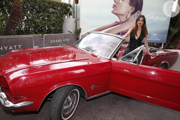 Thaila Ayala chegou em um Mustang Vermelho, ano 1966, para o último dia do Festival de Cannes, na França, a convite da marca de cerveja Stella Artois