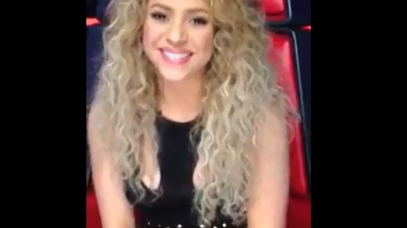 Shakira grava vídeo para Xuxa, exibido no telão da festa de 50 anos da loira