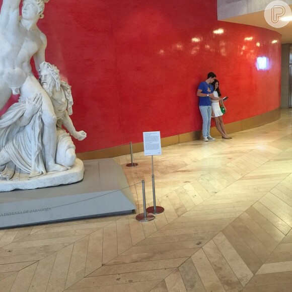 Claudia Raia publicou uma foto de Enzo e Sofia curtindo um museu em Madri