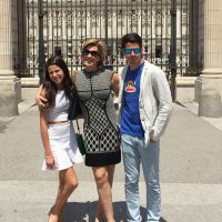 Claudia Raia curte férias com Enzo e Sofia na Espanha: 'Que família fofa!'