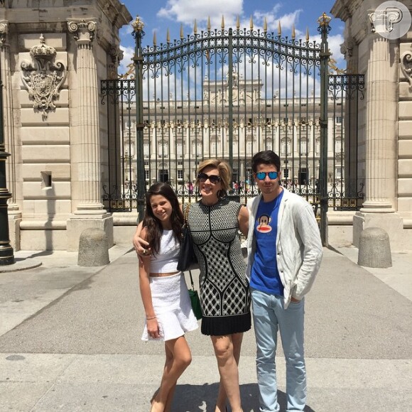 Claudia Raia e os filhos Enzo e Sofia estão em Madri, na Espanha