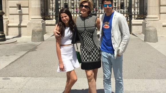Claudia Raia curte férias com Enzo e Sofia na Espanha: 'Que família fofa!'