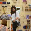 Juliana Paes visita loja de shopping no Rio