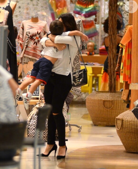 Juliana Paes troca carinhos com o filho Pedro, em shopping no Rio