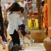 Juliana Paes passeia com o filho caçula, Pedro, em shopping no Rio