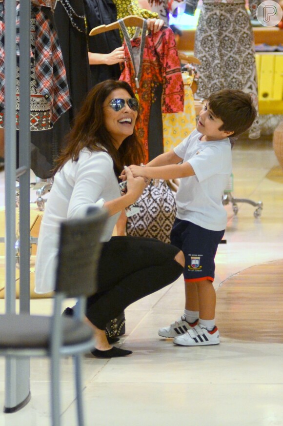 Juliana Paes brinca com o filho Pedro em shopping no Rio
