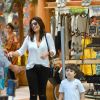 Juliana Paes passeia com o filho caçula, Pedro, em shopping no Rio