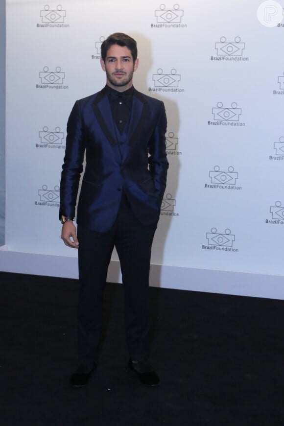 Alexandre Pato escolheu um elegante smoking azul para prestigiar o Brazil Foundation Gala