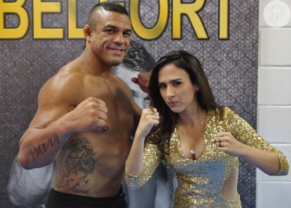 Valdirene (Tatá Werneck) conseguiu entrar no vestiário de Vitor Belfort, em 'Amor à Vida', mas levou um fora do lutador