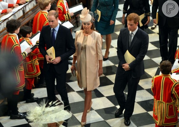 O príncipe William, Kate Middleton e o Príncipe Harry caminham pela Abadia de Wesminster, em Londres