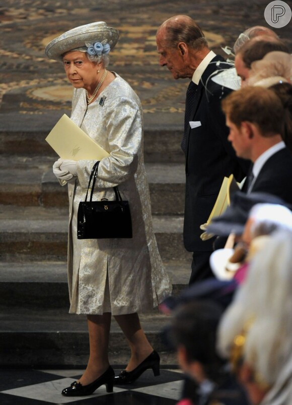 A Rainha Elizabeth II é fotografada durante a cerimônia religiosa de comemoração dos seus 60 anos de coroação