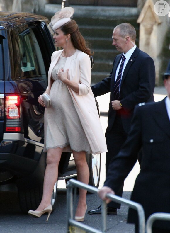 Kate Middleton exibe barriguinha arredondada em função da gravidez