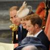 Kate Middleton, sentada entre os Príncipes Harry e William, sorri durante a cerimônia religiosa de comemoração dos 60 anos de coroação da Rainha Elizabeth II