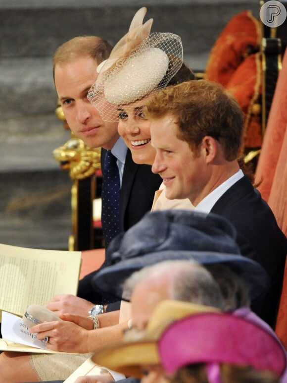 Kate Middleton, sentada entre os Príncipes Harry e William, sorri durante a cerimônia religiosa de comemoração dos 60 anos de coroação da Rainha Elizabeth II