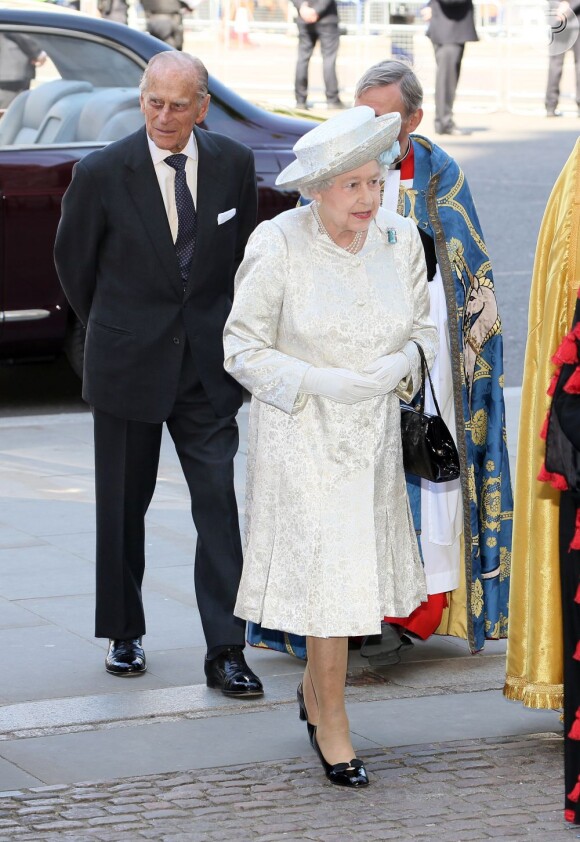 Elizabeth II chega com o seu marido, o Duque de Edimbourg, à Abadia de Wesminster
