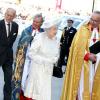 A Rainha Elizabeth II chega à Abadia de Wesminster, em Londres, acompanhada pelos clérigos