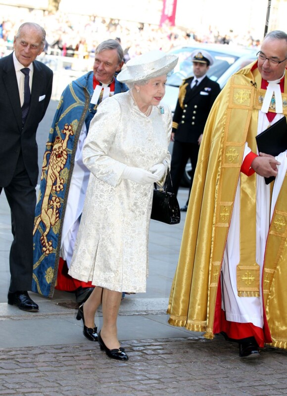 A Rainha Elizabeth II chega à Abadia de Wesminster, em Londres, acompanhada pelos clérigos