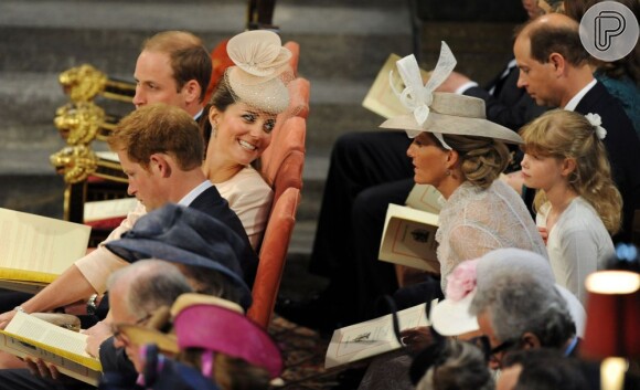 Kate Middleton conversa durante a cerimônia religiosa de comemoração dos 60 anos de coroação da Rainha Elizabeth II