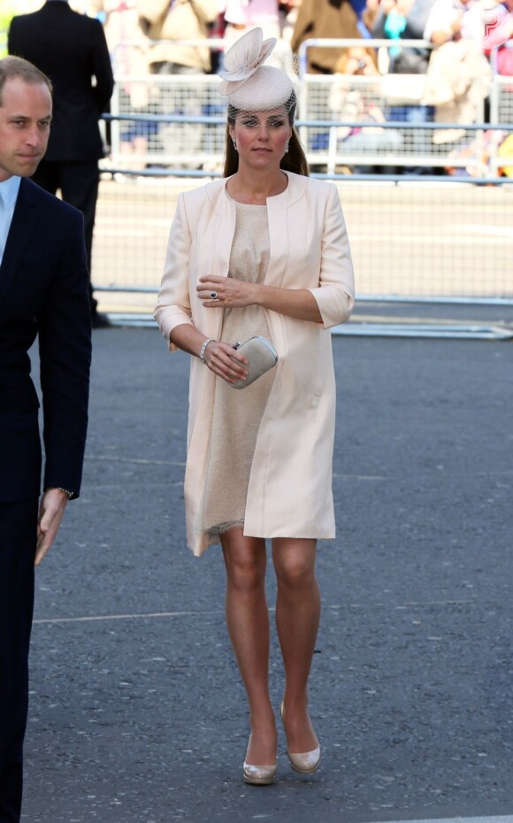 Kate Middleton usa traje discreto e sóbrio na cerimônia religiosa de comemoração dos 60 anos de coroação da Rainha Elizabeth II