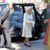 A Rainha Elizabeth II realiza um cumprimento antes da cerimônia religiosa de comemoração dos seus 60 anos de coroação