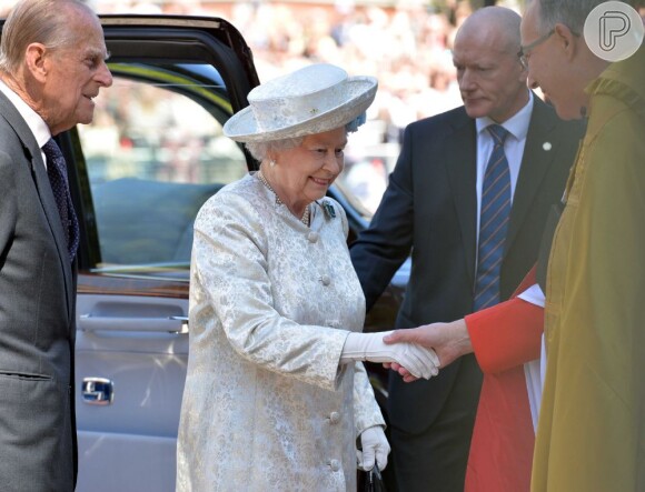A Rainha Elizabeth II chega à Abadia de Wesminster, em Londres, para comemorar com uma cerimônia religiosa os seus 60 anos de coroação