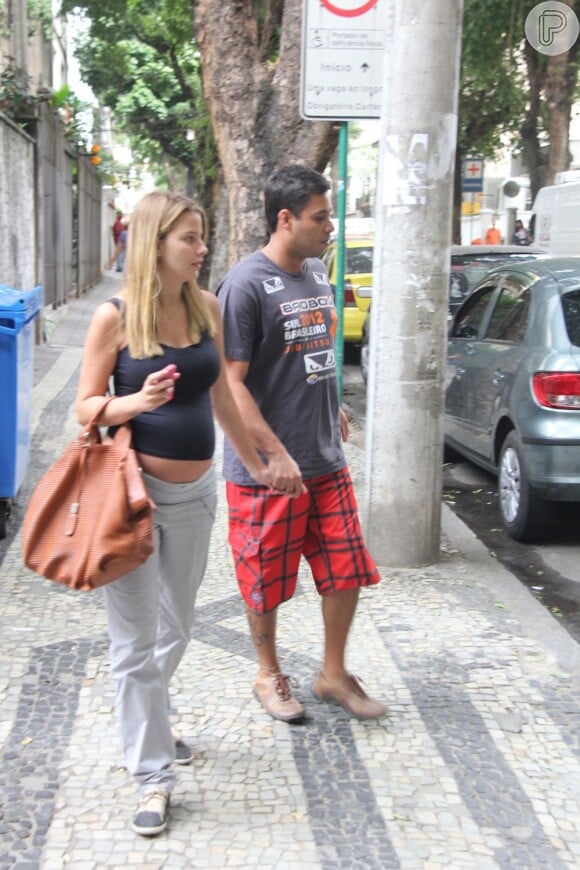 Debby Lagranha mora em Vargem Grande, na Zona Oeste do Rio, com o marido, Leandro Franco