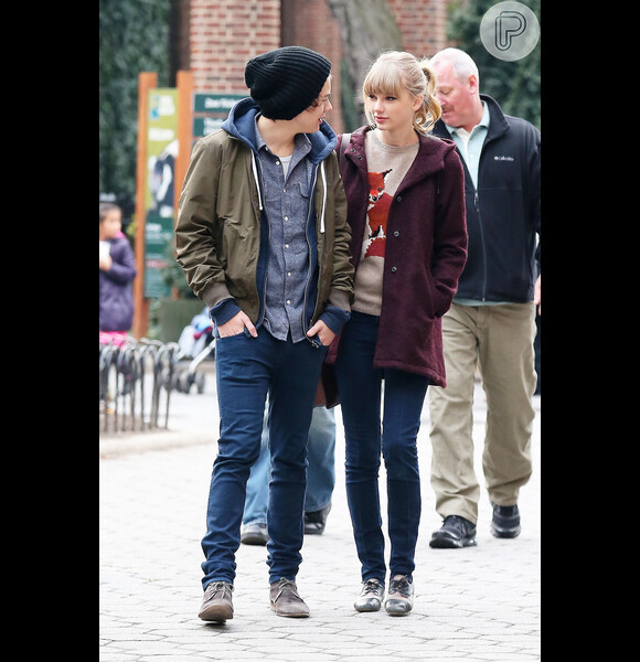 Taylor Swift e Harry Styles caminham juntinhos pelo Central Park, em Nova York, em 2 de dezembro de 2012