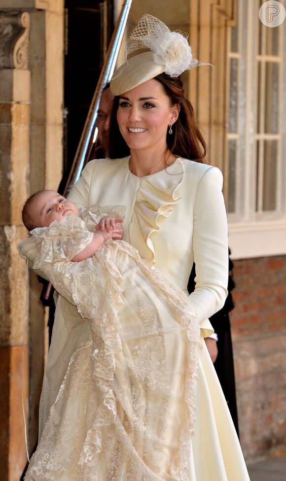 Charlotte Elizabeth Diana usará a mesma roupa usada pelo irmão, príncipe George, no batismo. Trata-se de uma tradição da família real, repetida há 172 anos