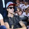 Justin Bieber ainda ostentava três colares e um relógio de ouro
