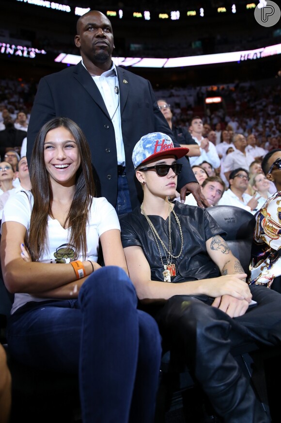 Justin Bieber só deixou que amigos e seus seguranças sentassem perto dele