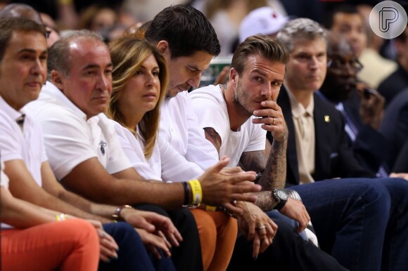 Em contrapartida, David Beckham usou roupas casuais para assistir à disputa