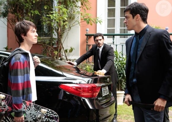 Félix (Mateus Solano) e Jonathan (Thales Cabral) se confrontam em cena de 'Amor à Vida'