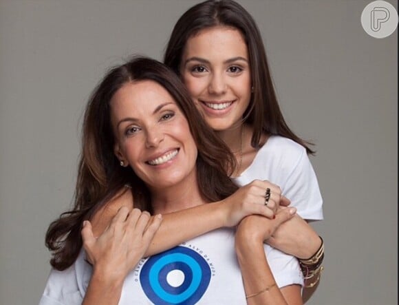 Carolina Ferraz e a filha mais velha Valentina têm a carinha uma da outra