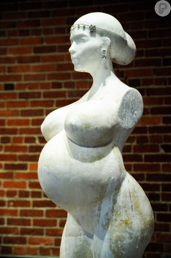 Daniel Edwards contou que a escultura foi uma resposta às críticas que a mídia tem feito em função do ganho de peso de Kim Kardashian