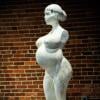 Kim Kardashian ganha escultura em homenagem à sua gravidez, exposta na LAB ART Gallery em Los Angeles, nos EUA, a partir de 5 de maio de 2013