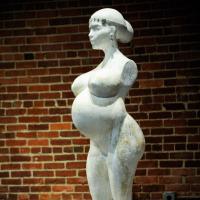 Kim Kardashian ganha estátua, nua e sem braços, em homenagem à gravidez