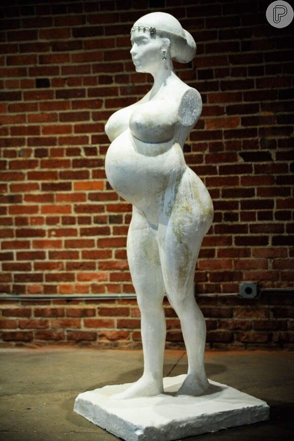 Kim Kardashian ganha escultura em homenagem à sua gravidez, exposta na LAB ART Gallery em Los Angeles, nos EUA, a partir de 5 de maio de 2013