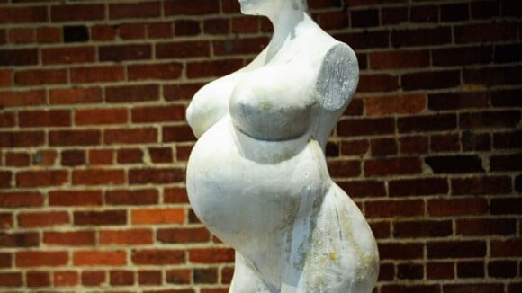 Kim Kardashian ganha estátua, nua e sem braços, em homenagem à gravidez