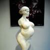 A estátua de Kim Kardashian aparece com barrigão de gravidez, seios enormes e sem braços