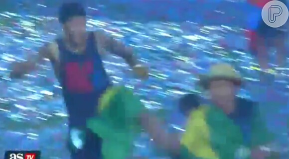 Neymar acerta voadora em Adriano Correia, no Camp Nou, em Barcelona, após time ser campeão