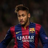 Neymar acerta voadora em Adriano ao comemorar título do Barcelona. Veja vídeo!