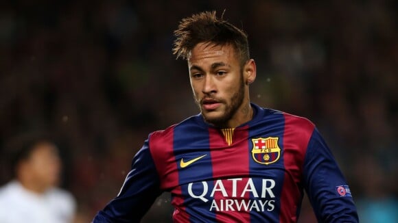 Neymar acerta voadora em Adriano ao comemorar título do Barcelona. Veja vídeo!